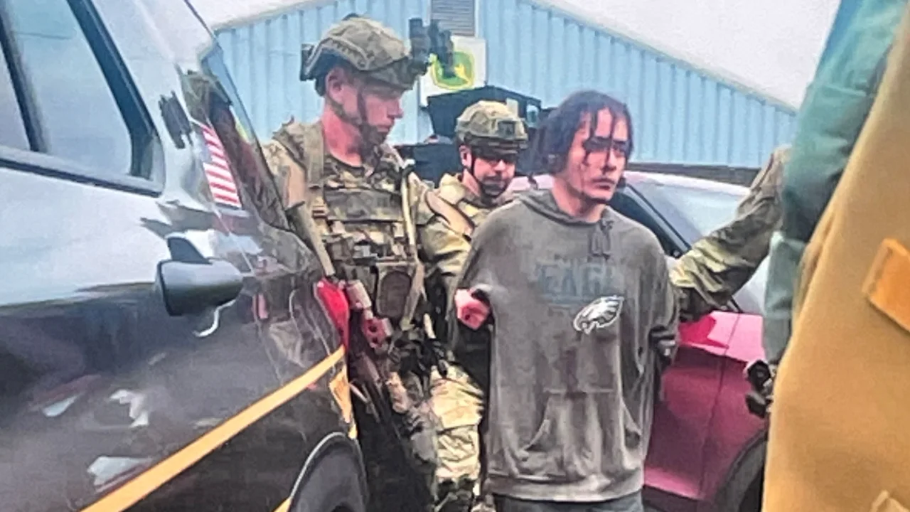 Se muestra al recluso fugado Danelo Cavalcante tras ser capturado. (Policía Estatal de Pensilvania)