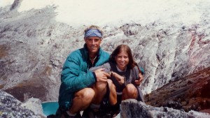 A Tim y Tracy les encantó hacer senderismo por la Cordillera Blanca en Perú. Tracy dice que esta foto, la primera que se tomaron juntos, es una de sus favoritas. (Crédito: Tracy Ferrell)