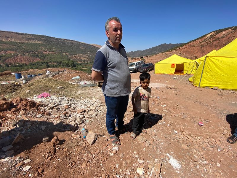 Ibrahim Goodman con uno de sus hijos. (Foto: Ivana Kottasová/CNN)