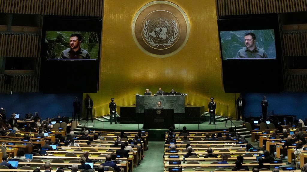 El presidente de Ucrania, Volodymyr Zelensky, se dirige al 78º periodo de sesiones de la Asamblea General de ONU, el 19 de septiembre. (Foto: Richard Drew/AP)