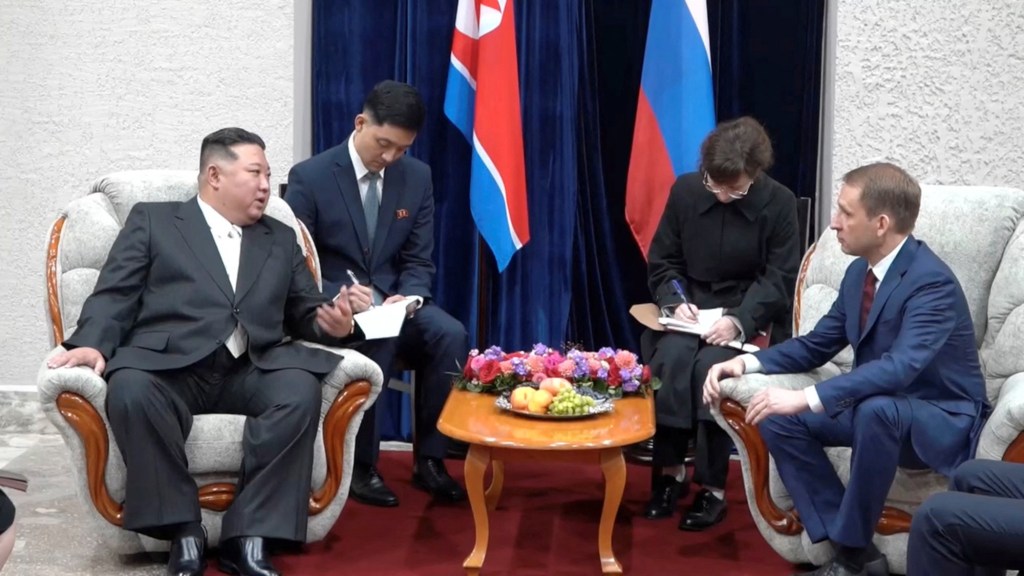 En esta imagen de un video publicado el 12 de septiembre, se ve al líder de Corea del Norte, Kim Jong Un, en una reunión con el ministro de Recursos Naturales y Medio Ambiente de Rusia, Alexander Kozlov, a su llegada a Khasan, en la región de Primorsky, Rusia. (Crédito: Oleg Kozhemyako/Telegram/Reuters)