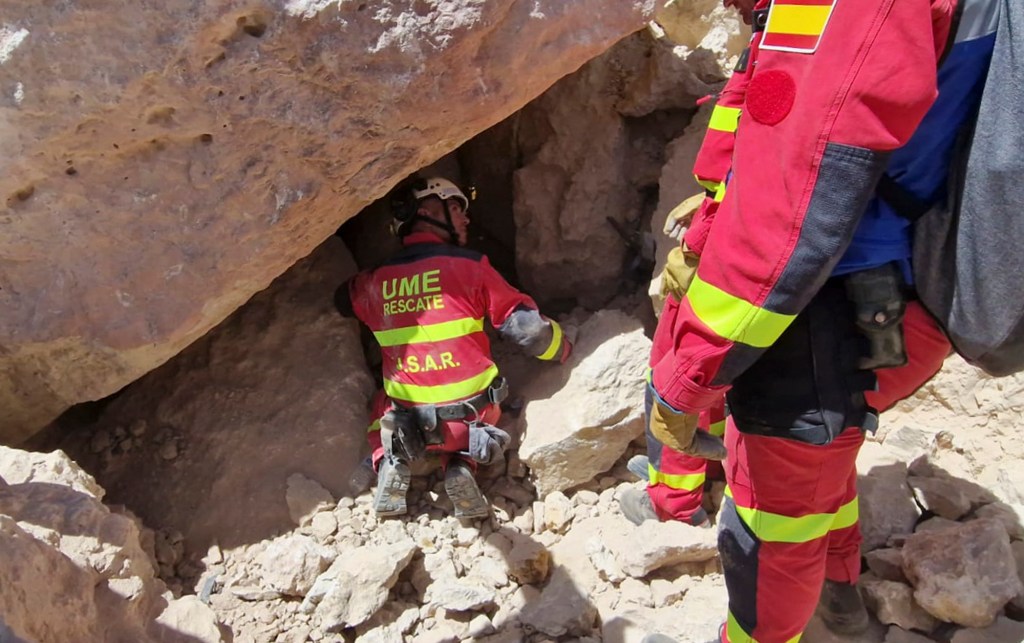 Miembros de la Unidad Militar de Emergencias (UME) de España buscan supervivientes bajo un edificio derrumbado cerca de Khair Anougal, Marruecos, este lunes. (Foto: Ministerio de Defensa de España vía AP)