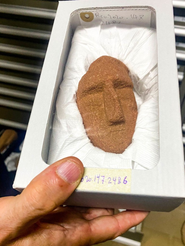 La cabeza de una estatuilla destrozada encontrada cerca de AlUla.(Nic Robertson/CNN)