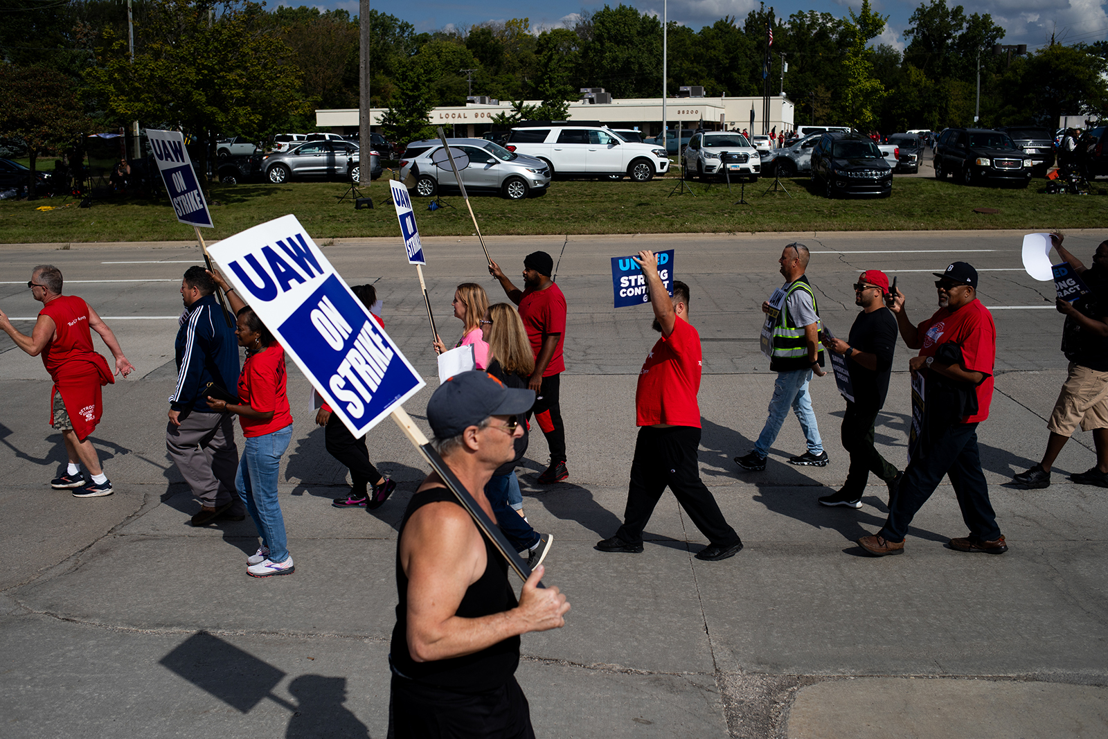 Miembros del United Auto Workers (UAW) en un piquete frente a la planta de ensamblaje de Ford Motor Co. Michigan hoy en Wayne, Michigan. (Emily Elconin /Bloomberg/Getty Images)
