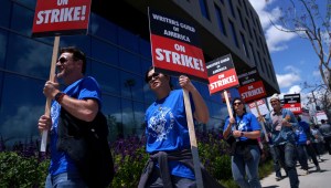 Los trabajadores en huelga del Writers Guild of America hacen un piquete frente al edificio Sunset Bronson Studios el 2 de mayo de 2023 en Los Ángeles, California. (Eric Thayer/Getty Images)