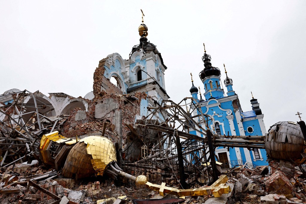 La cúpula de la Iglesia Ortodoxa de la Santa Madre de Dios, Alegría de todos los que sufren, se encuentra destruida como resultado de un bombardeo en la aldea de Bohorodychne, en la región oriental de Donetsk, Ucrania, el 18 de marzo de 2023. 
