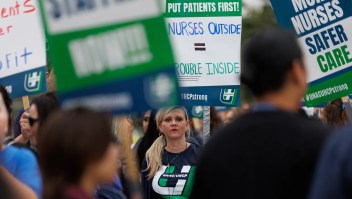 Enfermeras registradas de Kaiser Permanente San Diego realizan un protesta.