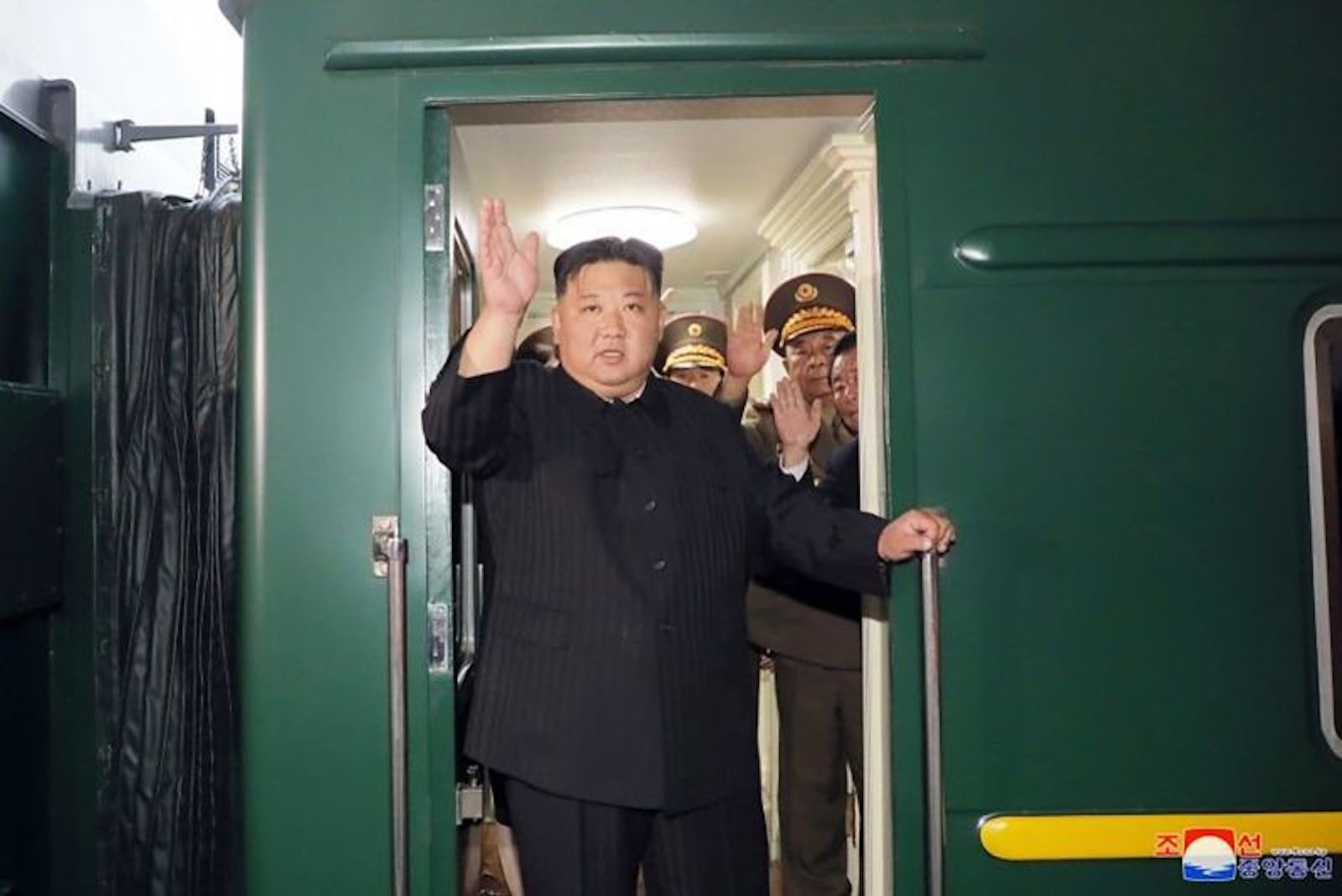 Sebuah kereta lapis baja yang membawa Kim Jong Un memasuki Rusia sebelum pertemuannya dengan Putin