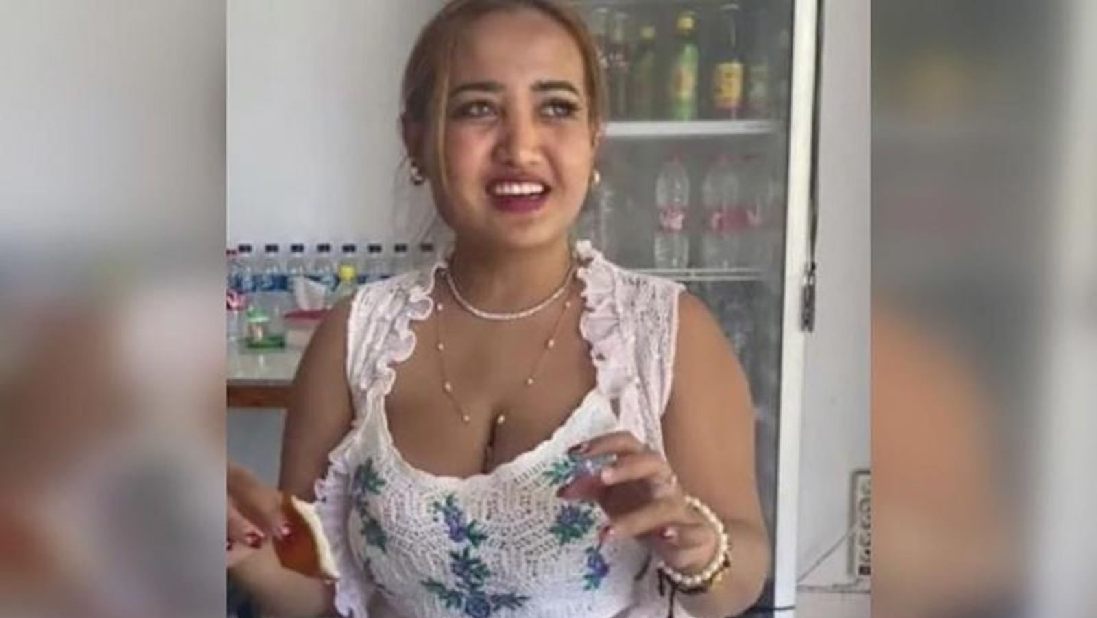 Indonesia encarcela a una mujer que subió un video a TikTok recitando
una oración musulmana antes de comer carne de cerdo