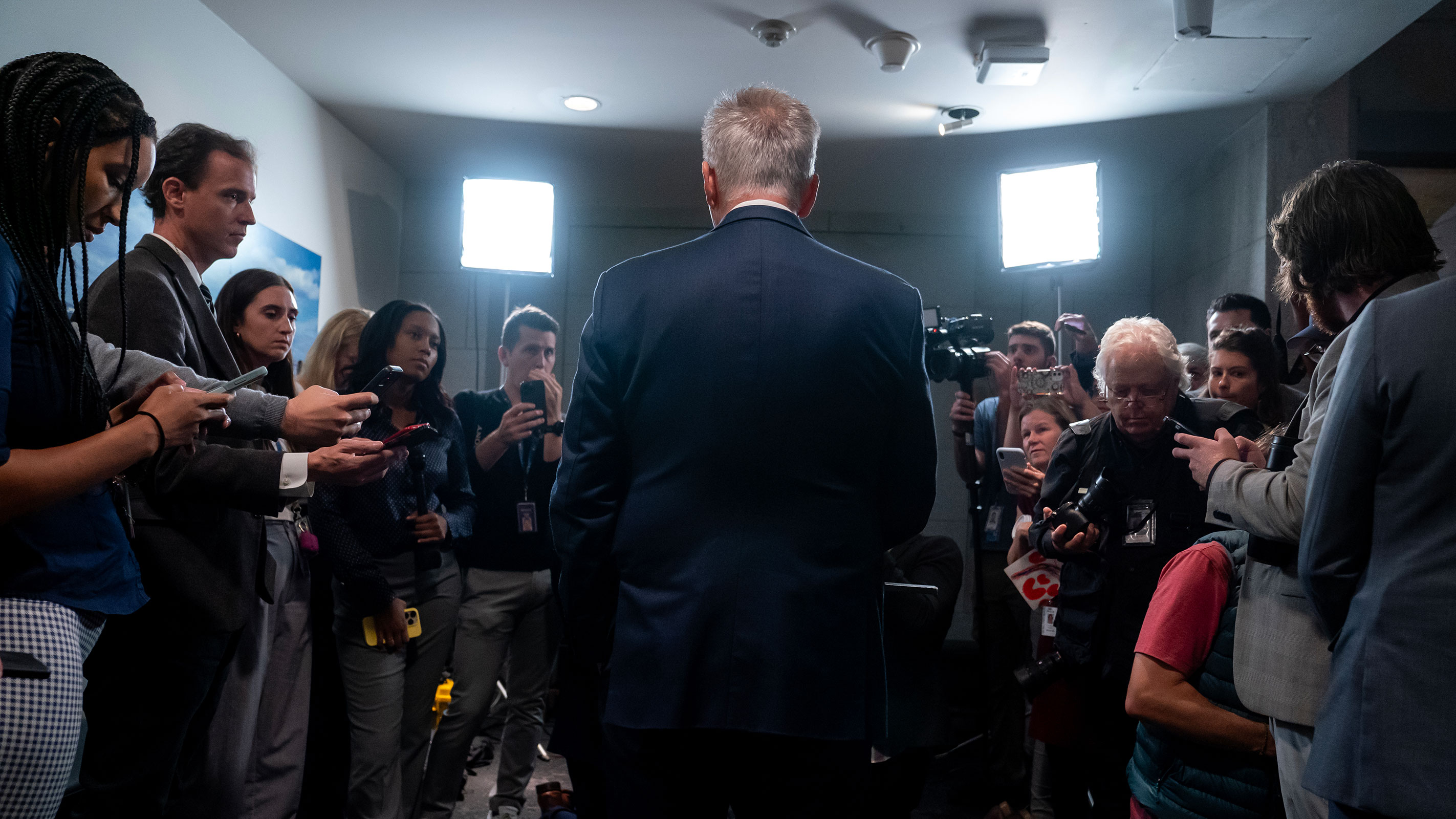 El presidente de la Cámara de Representantes, Kevin McCarthy, habla con los medios tras reuniones con su partido en la mañana del 30 de septiembre de 2023 en la ciudad de Washington. (Crédito: Nathan Howard/Getty Images)