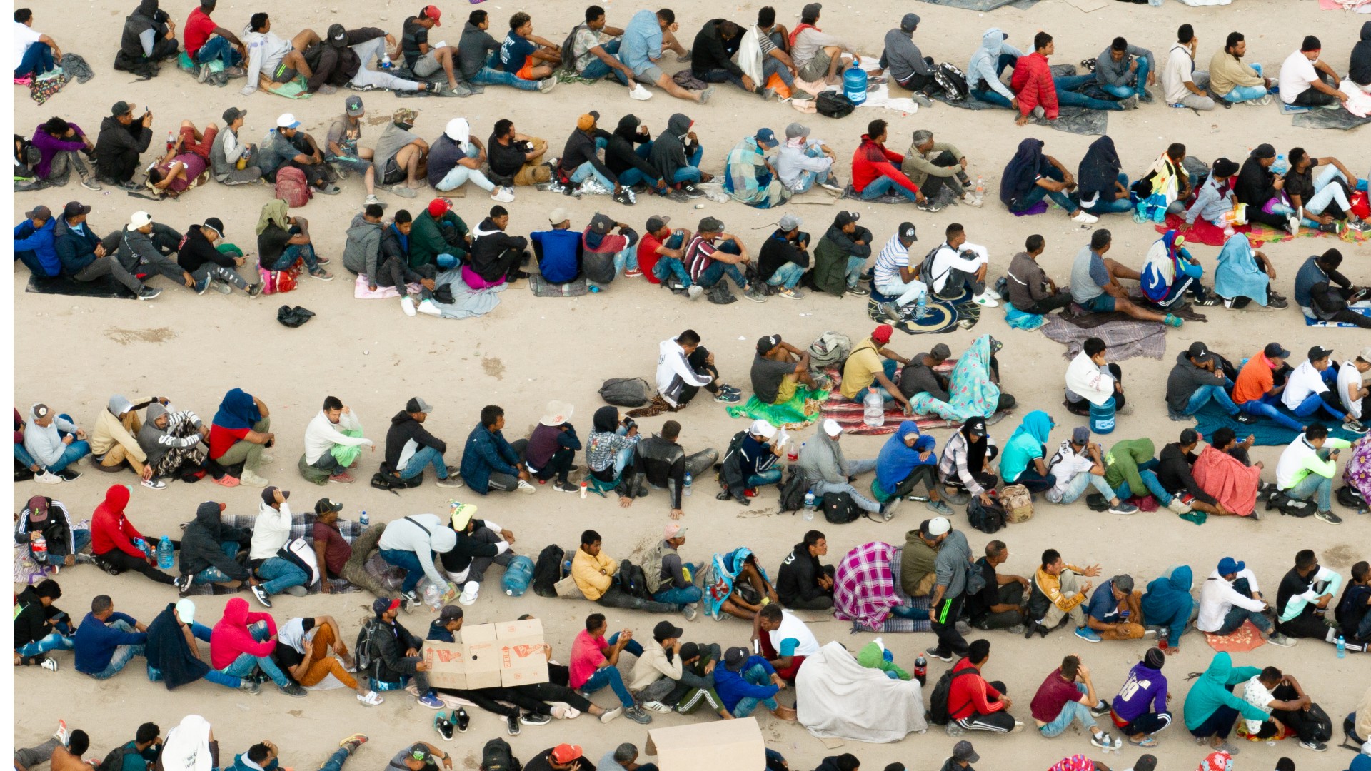 Cientos de migrantes duermen en las calles de El Paso Texas