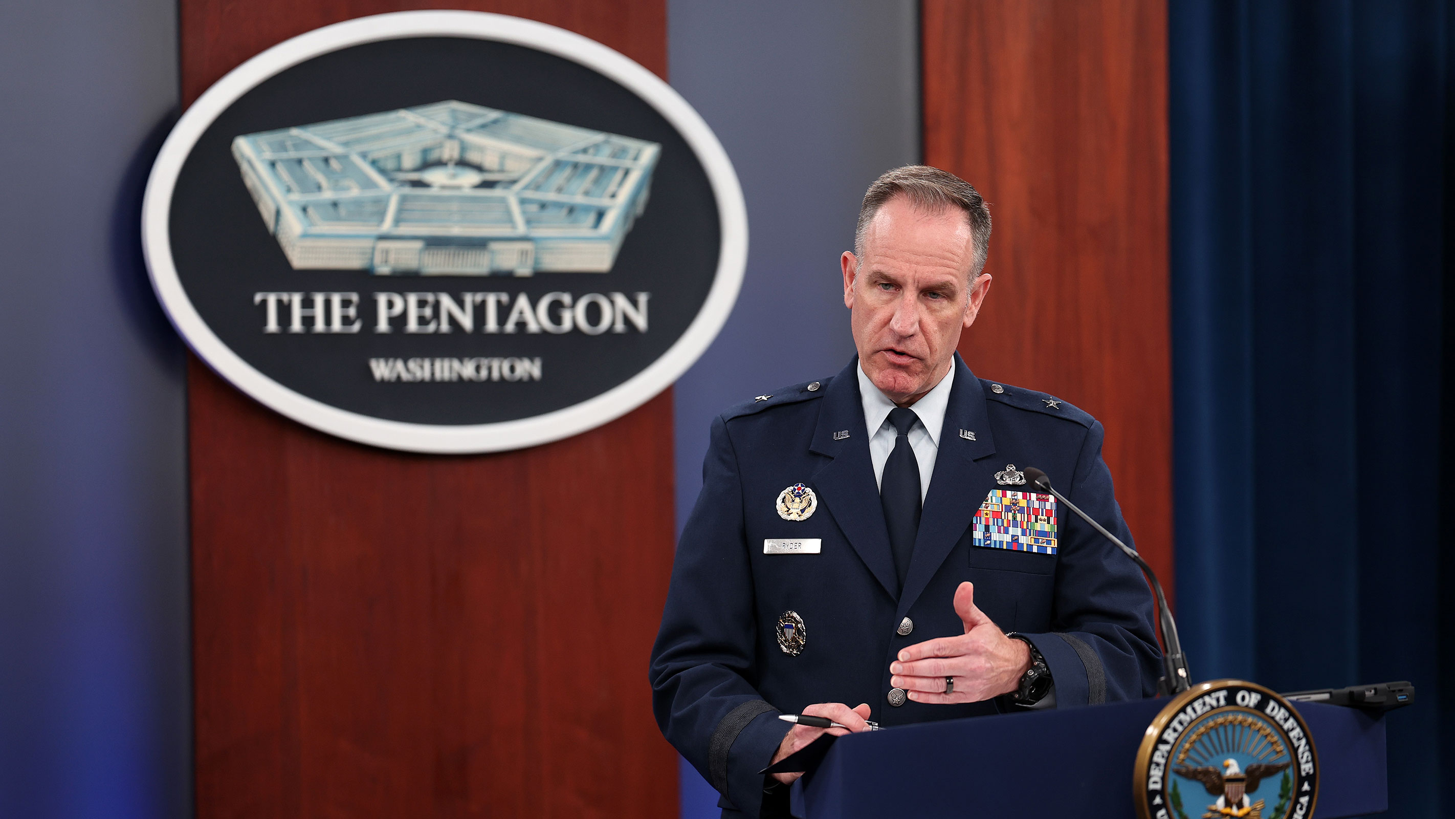 El portavoz del Departamento de Defensa, general de brigada Patrick Ryder, ofrece una conferencia de prensa en el Pentágono el 31 de agosto de 2023, en Arlington, Virginia. (Kevin Dietsch/Getty Images)