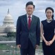 La presentadora de televisión china Fu Xiaotian posa para una foto con Qin Gang durante una entrevista en Washington, DC en marzo de 2022, cuando Qin se desempeñaba como embajador de China en Estados Unidos.