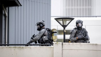 Agentes armados fueron fotografiados afuera del centro médico luego del incidente del jueves. (Sem Van Der Wal/ANP/AFP/Getty Images)