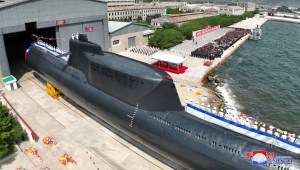 En esta imagen publicada el 8 de septiembre de 2023, la gente asiste a lo que los medios estatales de Corea del Norte informan que fue la ceremonia de lanzamiento de un nuevo submarino de ataque nuclear táctico en Corea del Norte.