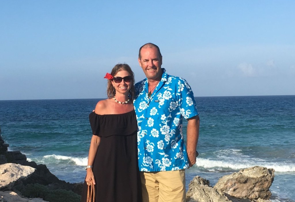 Tracy y Tim han estado felizmente casados ​​por 26 años. En la foto, celebran su vigésimo aniversario de bodas en 2017, en Isla Mujeres en México.