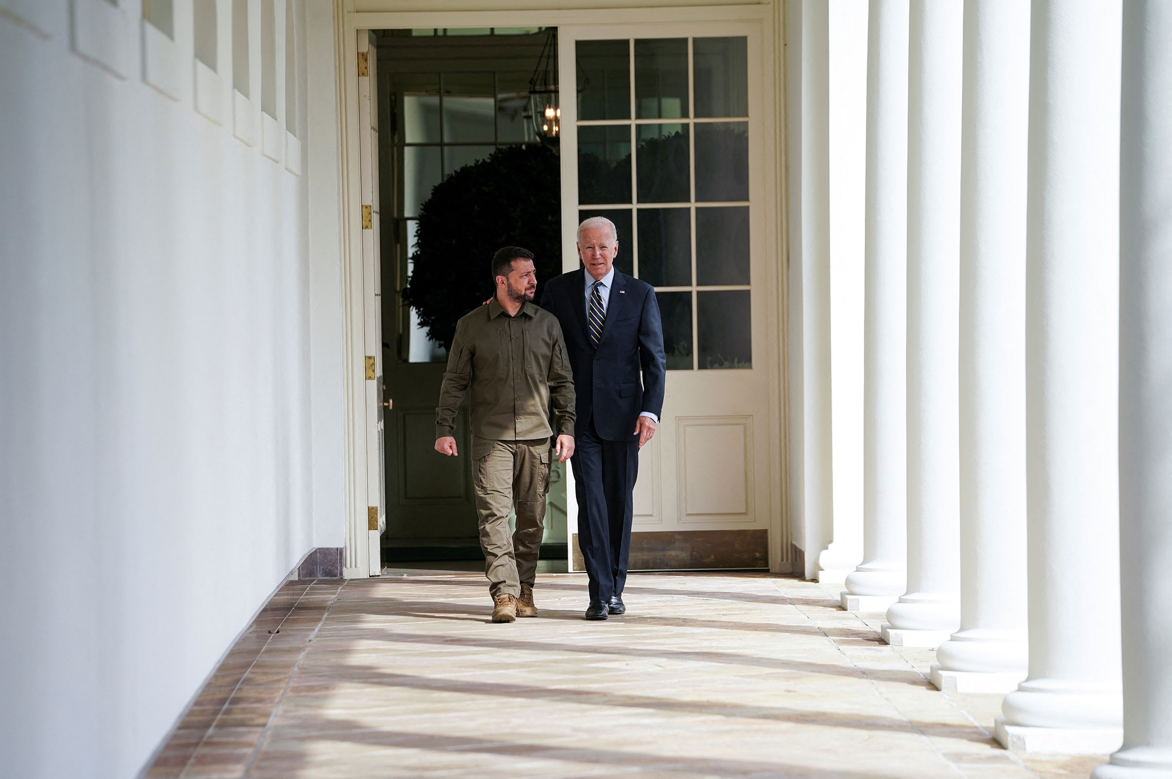 El presidente de Ucrania, Volodymyr Zelensky, camina por la columnata de la Casa Blanca hasta la Oficina Oval con el presidente Joe Biden durante una visita a la Casa Blanca en la ciudad de Washington, el 21 de septiembre de 2023. (Kevin Lamarque/Pool/Reuters)