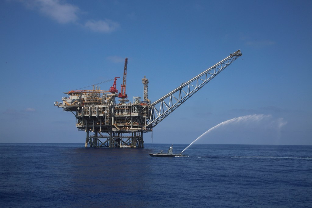 Se ve una plataforma en el yacimiento de gas natural Tamar en el mar Mediterráneo, frente a la costa de Israel, el 2 de septiembre de 2015. (Crédito: Marc Israel Sellem/AP/Archivo)