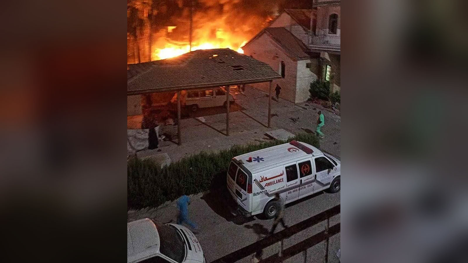 Incendio en las proximidades del Hospital Bautista Al-Ahli tras un ataque israelí. (Obtenido por CNN)