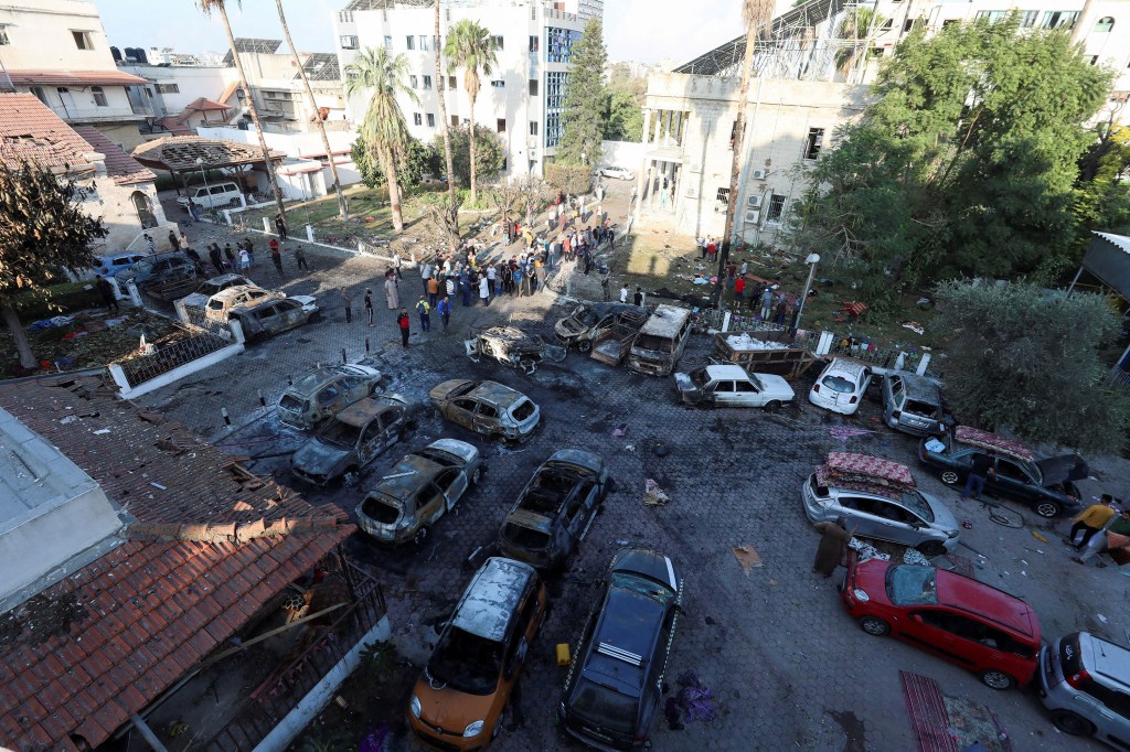 El lugar de la explosión en el Hospital Bautista Al-Ahli fotografiado este miércoles. (Crédito: Mohammed Al-Masri/Reuters)