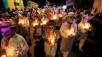 En México, se realizó un desfile de muñecos y disfraces de esqueletos previo al Día de los Muertos