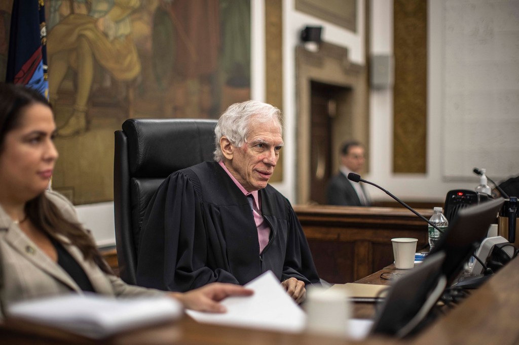 El juez Arthur Engoron sentado antes del juicio de este martes. (Foto: Dave Sanders/Pool/AP)