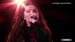 Selena Gomez hace aparición sorpresa en concierto de Coldplay