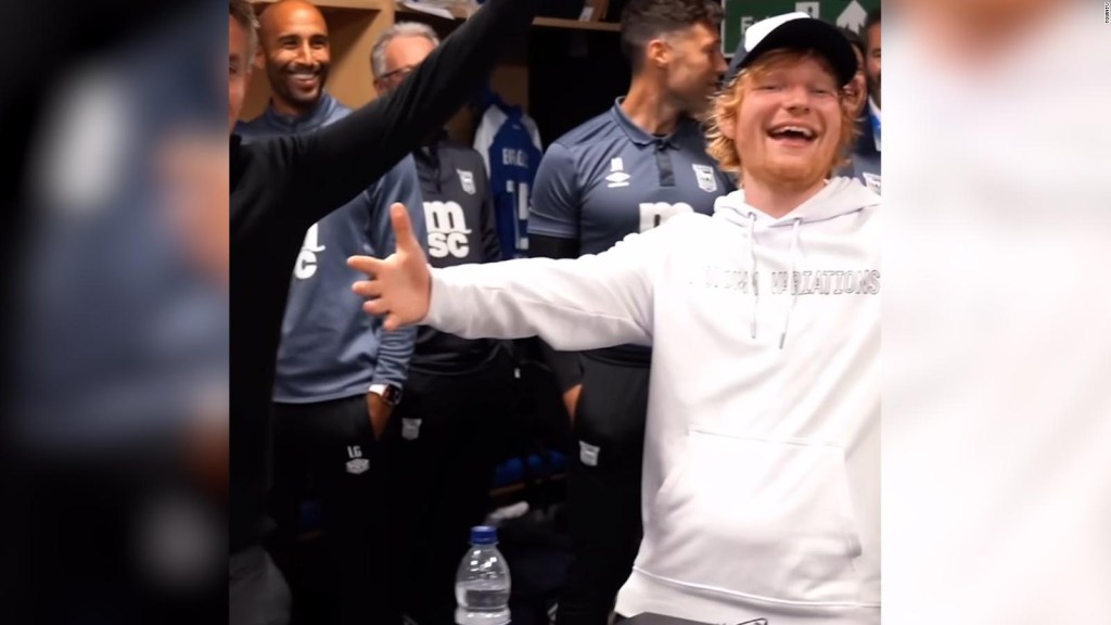 Mira a Ed Sheeran cantar "Perfect" en el vestuario de su club de fútbol