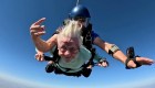Impresionantes hazaña de una mujer de 104 años que se tira en paracaídas y rompe récord Guinness