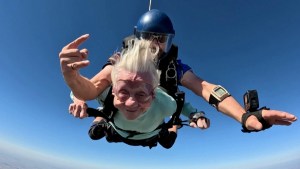 Impresionantes hazaña de una mujer de 104 años que se tira en paracaídas y rompe récord Guinness