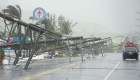 Postes de cableados derribados y casas destruidas por el paso del tifón Koinu