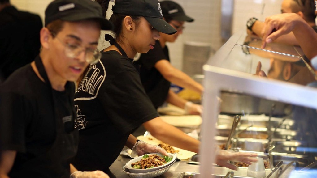 ¿A qué establecimientos de comida rápida afecta el aumento de salario mínimo en California?