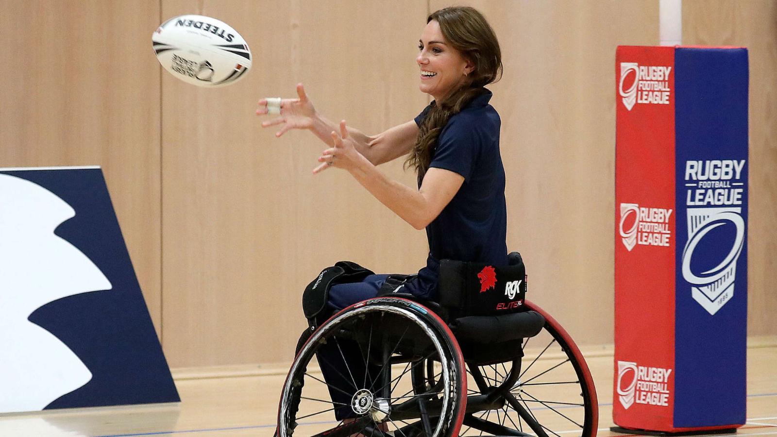 La princesa de Gales, Kate, juega rugby en silla de ruedas