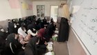En esta aula clandestina desafían la prohibición de la educación femenina del Talibán
