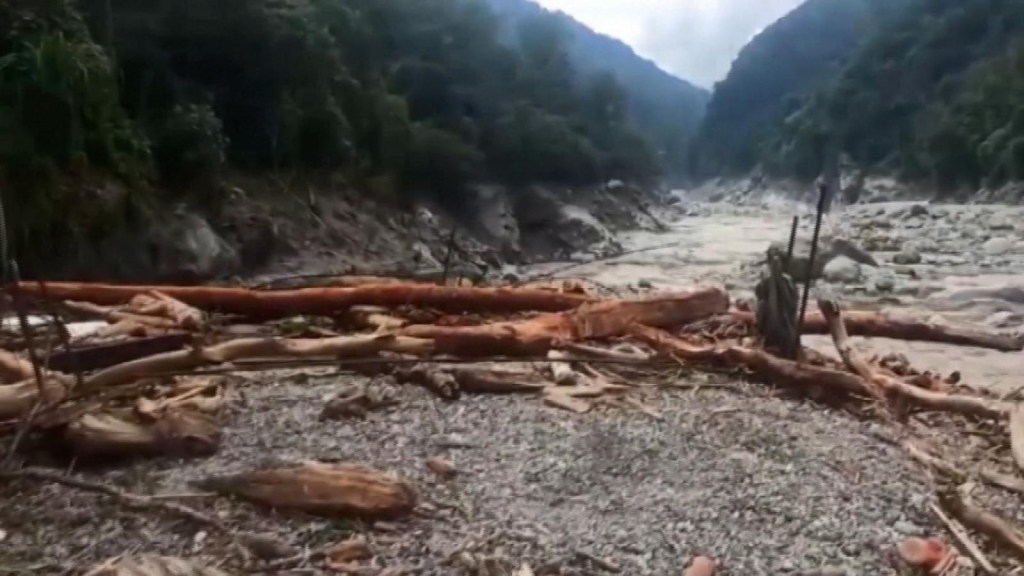 Un lago glaciar en el Himalaya se desbordó y provocó muerte y devastación