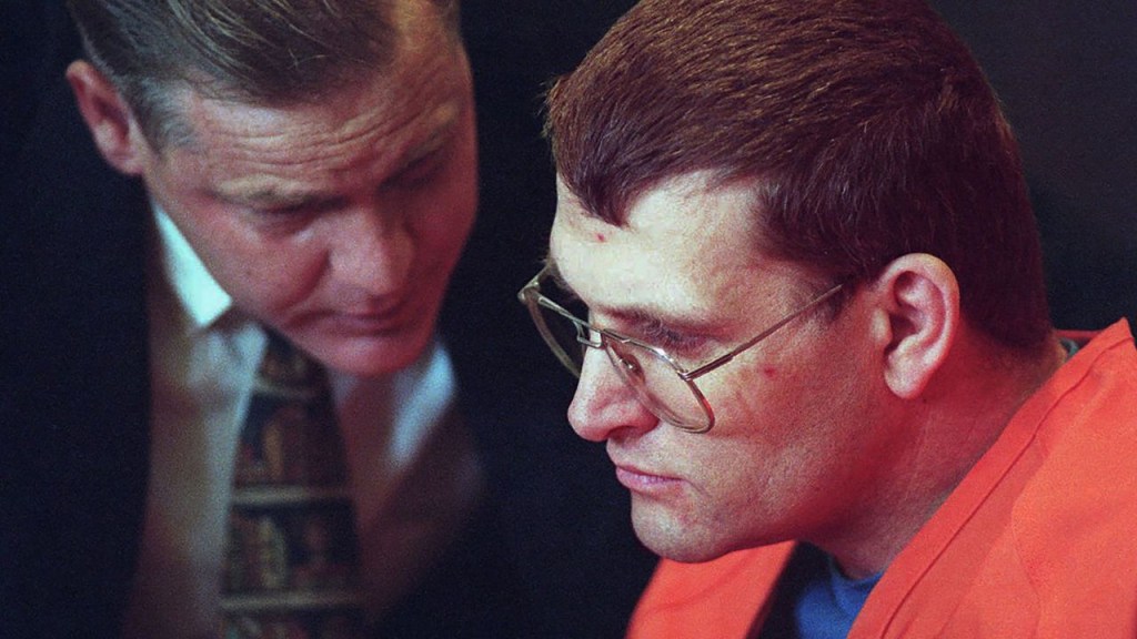 Keith Hunter Jesperson escucha a su abogado momentos antes de declararse culpable de cargos de asesinato en octubre de 1995.(Crédito: Troy Wayrynen/The Columbian/AP)