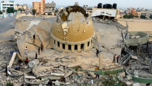 Palestinos inspeccionan una mezquita destruida por los ataques aéreos israelíes en Khan Younis, Gaza, el 8 de octubre. (Crédito: Ibraheem Abu Mustafa/Reuters)