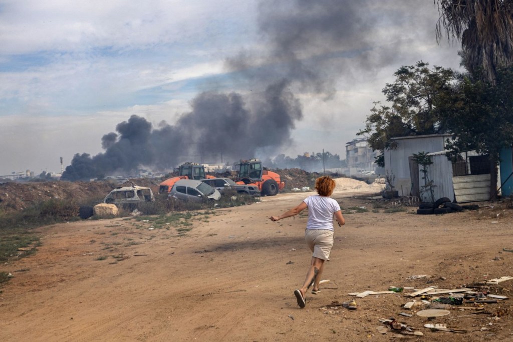Una mujer corre hacia el refugio de cemento reforzado de su familia momentos después de que sonaran las sirenas de los cohetes en Ashkelon el 7 de octubre. (Crédito: Tamir Kalifa/The New York Times/Redux)