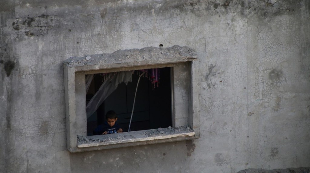 Ciudadanos palestinos inspeccionan los daños causados en sus casas por los ataques aéreos israelíes en la ciudad de Gaza el 8 de octubre. (Crédito: Ahmad Hasballah/Getty Images)