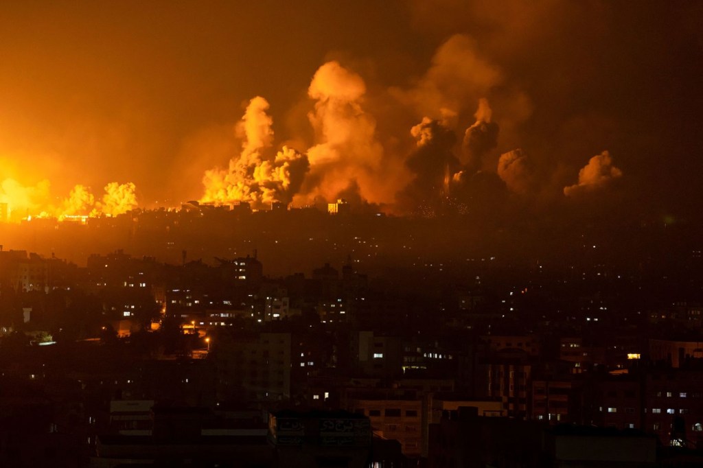 Fuego y humo en la ciudad de Gaza tras un ataque aéreo israelí el 8 de octubre. (Crédito: Fatima Shbair/AP)