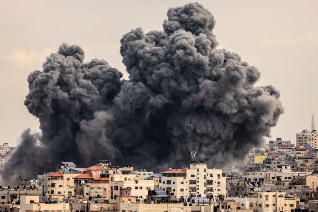 Una columna de humo se eleva en el cielo de la ciudad de Gaza durante un ataque aéreo israelí el 9 de octubre. (Crédito: Mahmud Hams/AFP/Getty Images)