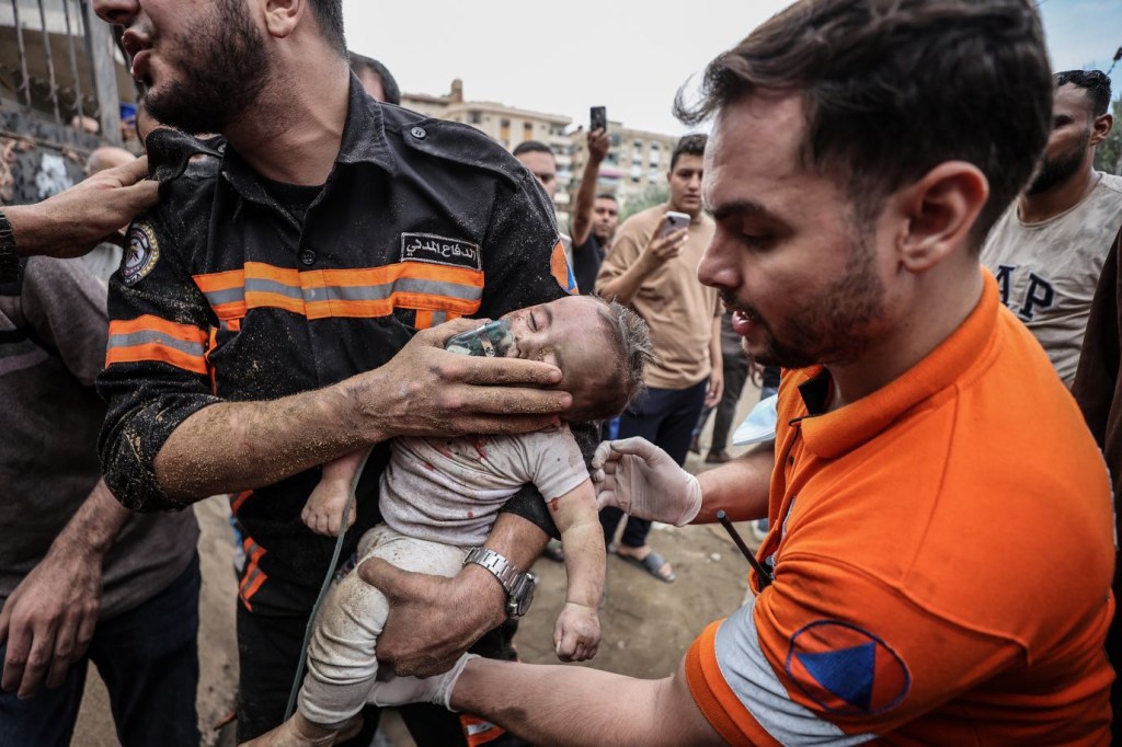 Sama Alwadia, de seis meses, es rescatada de entre los escombros en la ciudad de Gaza el 9 de octubre. Aunque la niña había sobrevivido al ataque inicialmente, murió más tarde mientras recibía tratamiento por sus heridas. (Crédito: Ali Jadallah/Anadolu Agency/Getty Images)