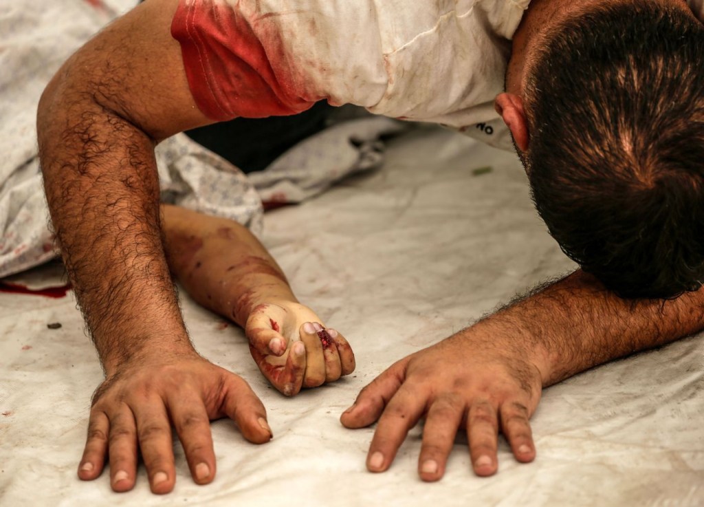 Un palestino llora sobre el cuerpo de su sobrino muerto en un ataque aéreo israelí en la ciudad de Gaza el 9 de octubre. (Crédito: Mohammed Saber/EPA-EFE/Shutterstock)