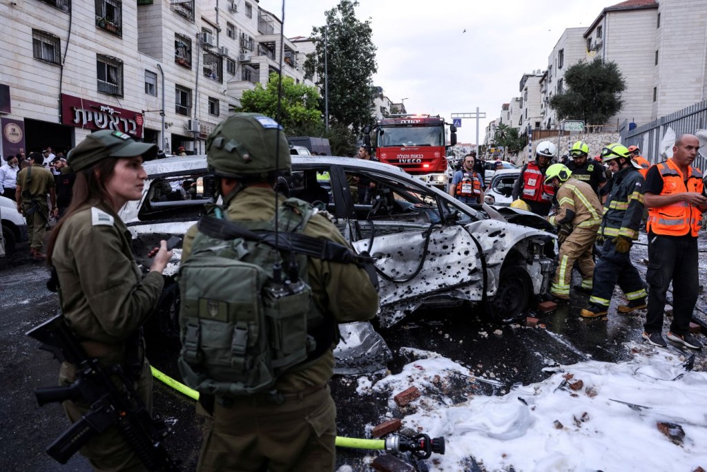 Funcionarios israelíes de seguridad y emergencias responden tras el impacto de un cohete en el asentamiento israelí de Beitar Ilit, en la Ribera Occidental ocupada, el 9 de octubre. (Crédito: Ronen Zvulun/Reuters)