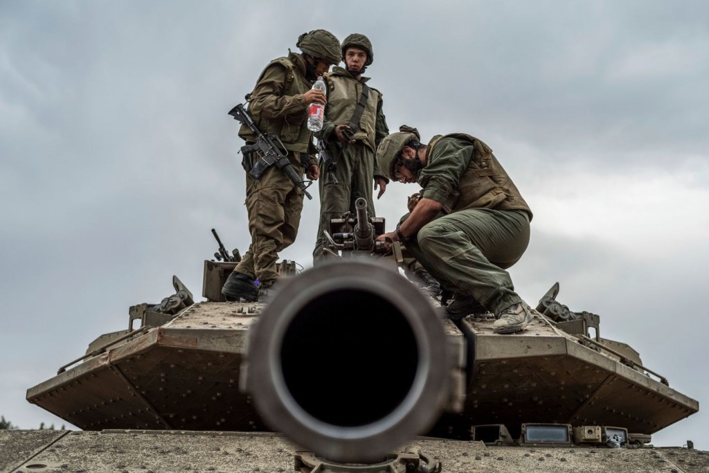 Soldados israelíes trabajan en un tanque en la frontera entre Israel y Gaza el 9 de octubre. (Crédito: Ilia Yefimovich/dpa/picture-alliance/AP)