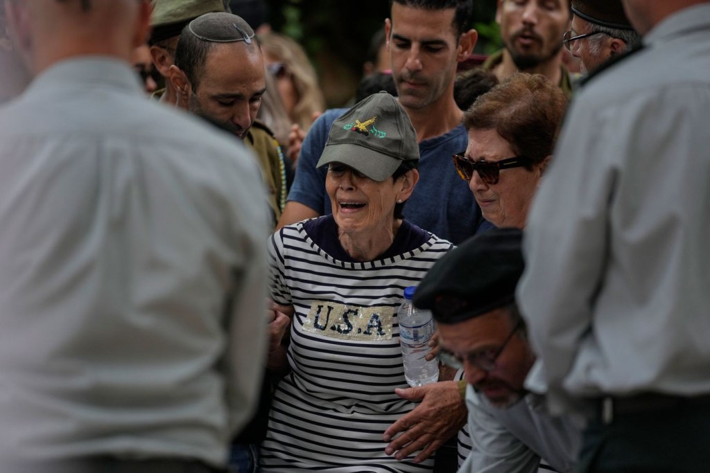 La madre del coronel israelí Roi Levy llora durante el funeral de su hijo en el cementerio del Monte Herzl de Jerusalén el 9 de octubre. (Crédito: Maya Alleruzzo/AFP)