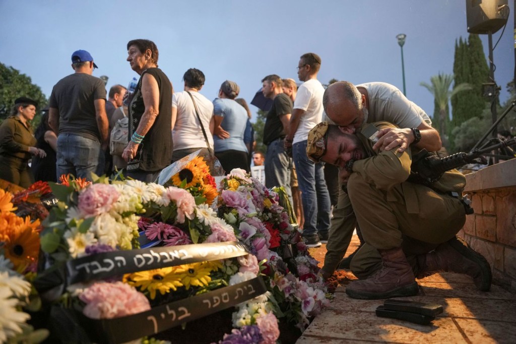 Amigos y familiares de Ilai Bar Sade lloran junto a su tumba durante su funeral en un cementerio militar de Tel Aviv, Israel, el 9 de octubre. (Crédito: Erik Marmor/AP)
