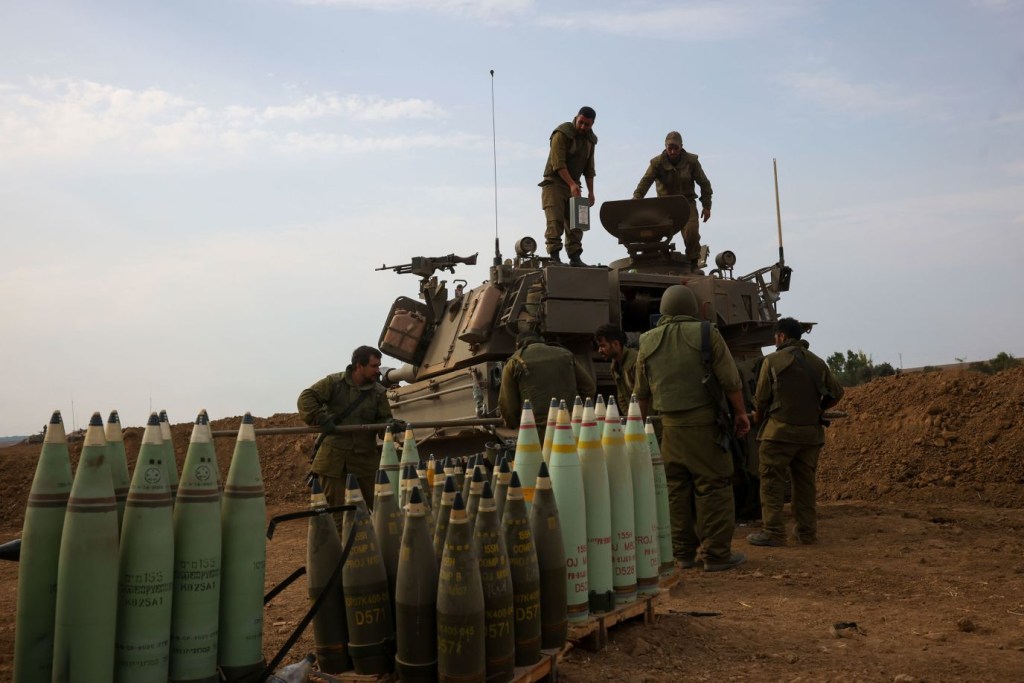 Soldados israelíes toman posiciones cerca de la frontera entre Gaza e Israel el 9 de octubre. (Crédito: Oren Ziv/AP)