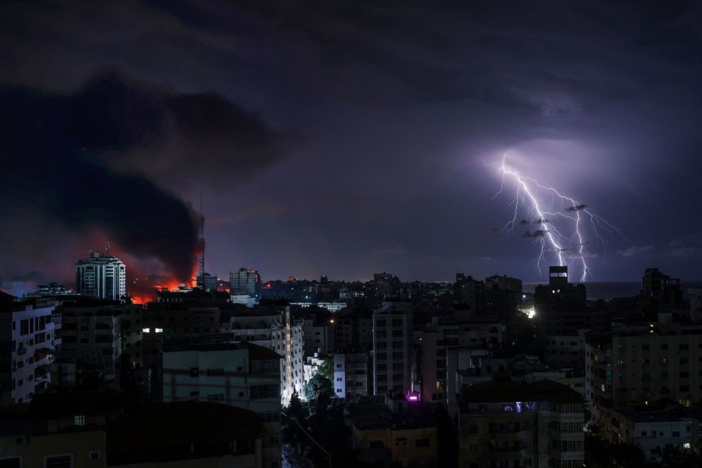 Un rayo cae sobre la ciudad de Gaza tras un bombardeo israelí el 9 de octubre. (Crédito: Mohammed Abed/AFP/Getty Images)