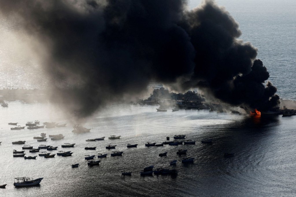 El humo se eleva tras los ataques israelíes contra el puerto marítimo de la ciudad de Gaza el 10 de octubre. (Crédito: Mohammed Salem/Reuters)